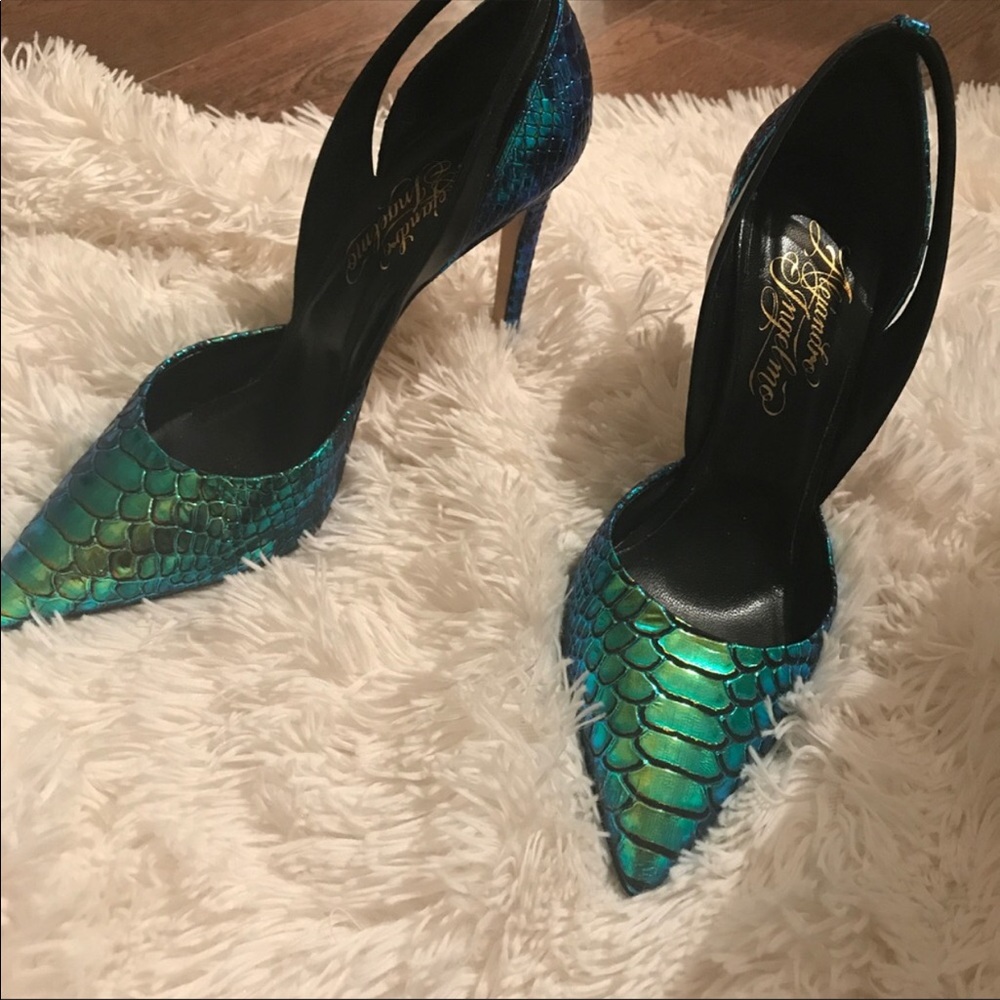 Beautiful snake print green and blue pointed toe